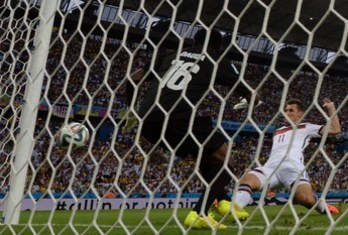 Klose ha sido el artífice del segundo gol de Alemania. (Patrik STOLLARZ/AFP)