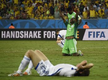 Omeruo celebra la victoria de Nigeria. (Juan BARRETO / AFP)