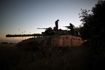 Un carro de combate israelí en el paso de Quneitra, en los Altos del Golán. (Menahem KAHANA)