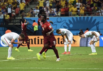 Varela celebra el gol ante la desesperación de los jugadores estadounidenses. (Francisco LEONG/AFP) 