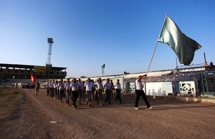 Voluntarios chiíes se entrenan en Najaf. (Haidar HAMDANI/AFP) 