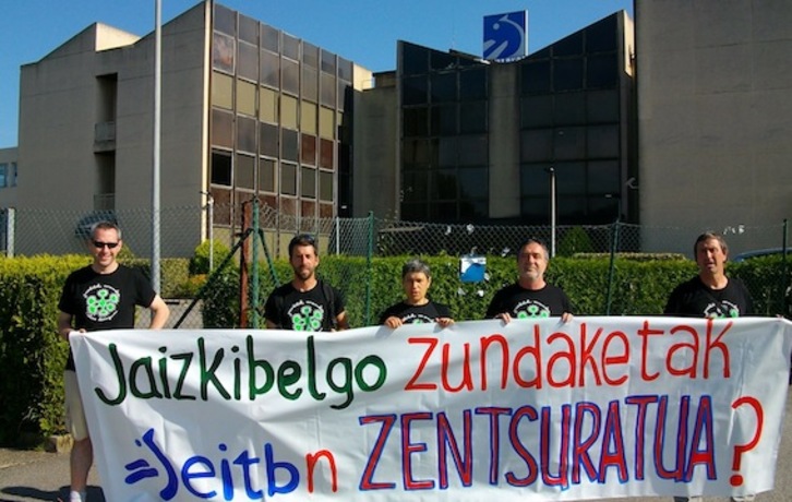 Jaizkibelgo zundaketei buruzko edukiak emititu ez izana EiTBren egoitza aurrean ere salatu zuten. (NAIZ.INFO)