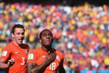 El neerlandés Leroy Fer celebra el gol conseguido ante Chile. (Damien MEYER/AFP PHOTO)