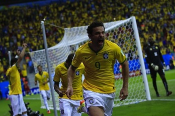 El brasileño Fred celebra su gol. (Adrian DENNIS/AFP PHOTO)