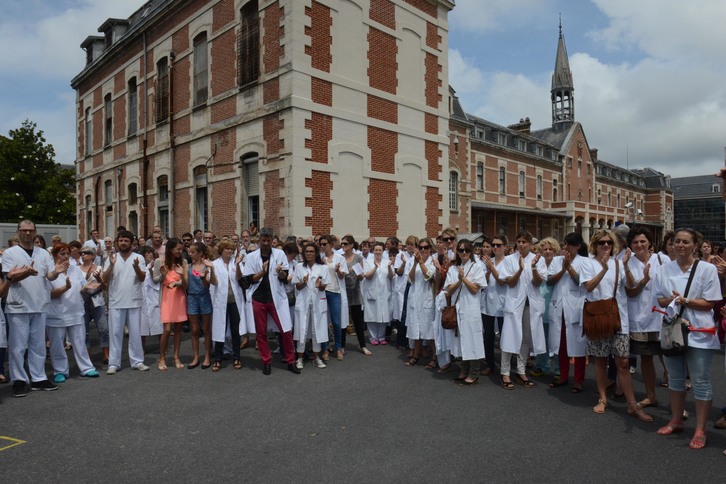 Concentración frente al hospital de Baiona, en apoyo a Nicolas Bonnemaison. (Sylvain SENCRISTO)