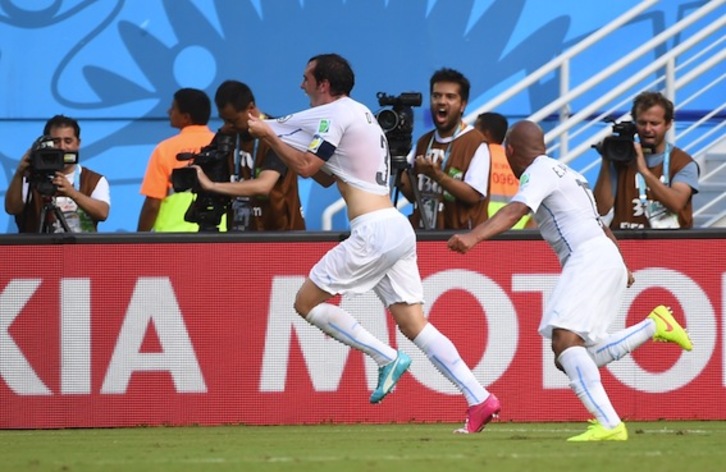 El uruguayo Diego Godín celebra su tanto ante Italia. (Emmanuel DUNAND/AFP PHOTO)