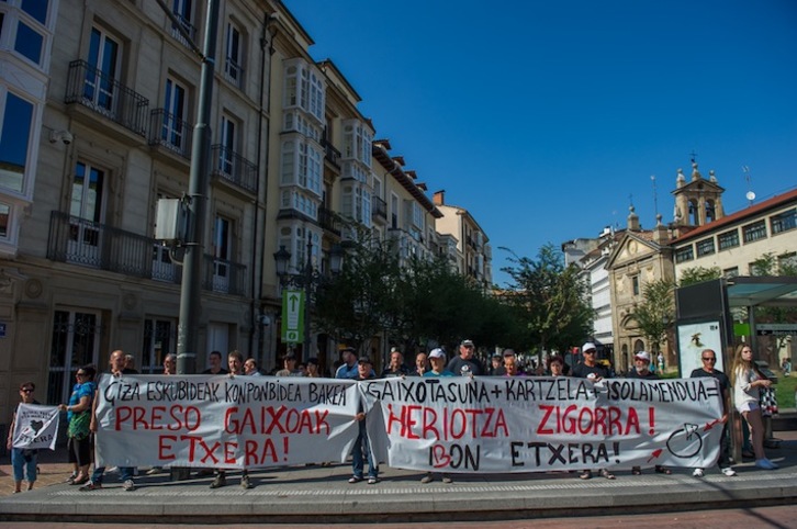 Concentración por Ibon Iparragirre frente al Parlamento de Gasteiz, en una imagen de archivo. (Juanan RUIZ/ARGAZKI PRESS)