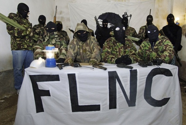 Miembros del FLNC, en una imagen tomada en 2006. (Stephan AGOSTINI/AFP PHOTO)