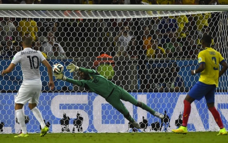 Un lance del encuentro entre Francia y Ecuador. (Fabrice COFFRINI/AFP PHOTO)