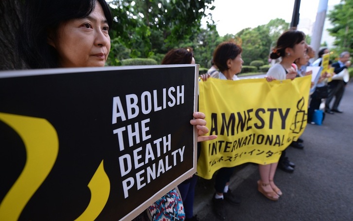 Miembros de grupos pro derechos humanos protestan contra la ejecución en Tokio. (Toru YAMANAKA/AFP) 