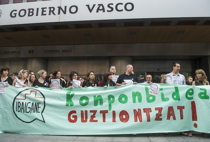 Los trabajadores de Ibaigane se han concentrado ante la sede del Gobierno de Lakua en Bilbo. (Luis JAUREGIALTZO/ARGAZKI PRESS)