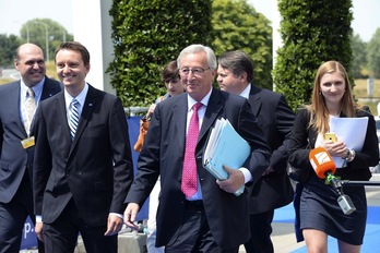 Jean-Claude Juncker, en el medio, llega a la cumbre de Bruselas. (Thierry CHARLIER/AFP) 