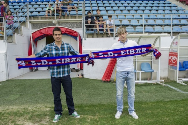 Dani García y Javi Lara, en su presentación oficial en Ipurua. (Andoni CANELLADA/ARGAZKI PRESS)