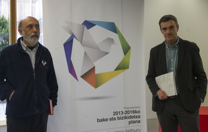 Francisco Etxeberria y Jonan Fernández, en la presentación del proyecto, en marzo. (Andoni CANELLADA/ARGAZKI PRESS)
