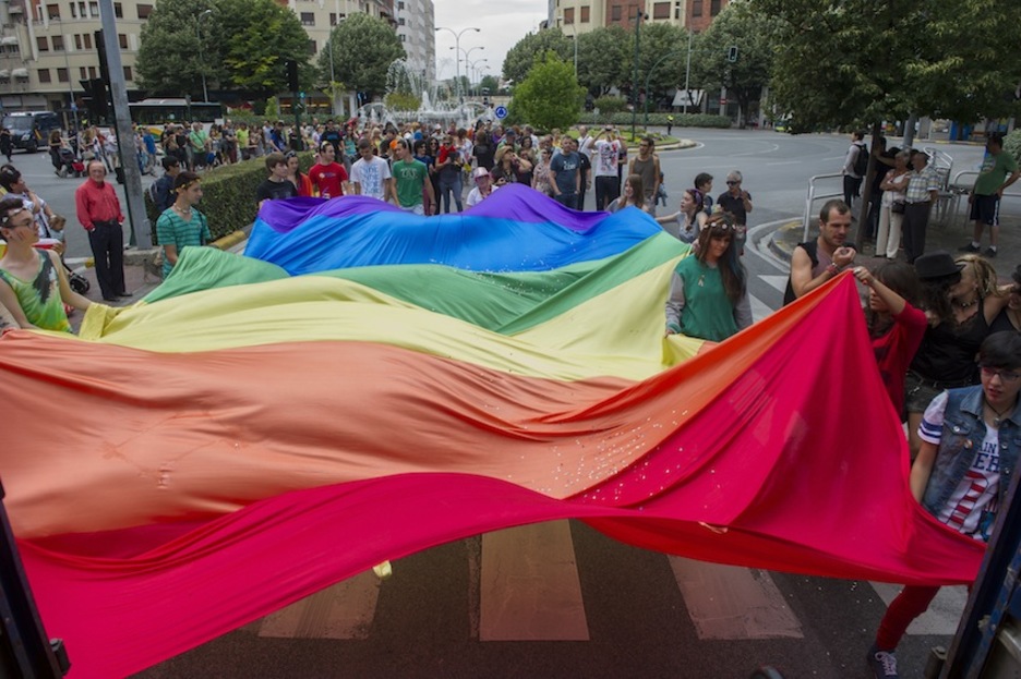 Bandera erraldoi hau zihoan Iruñeko manifestazioaren buruan. (Juanan RUIZ/ARGAZKI PRESS)