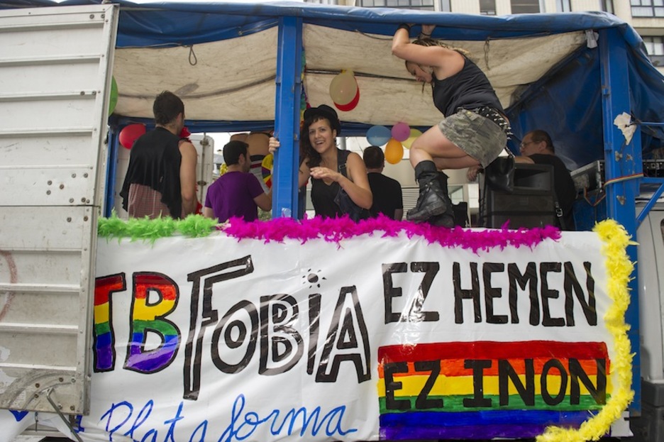 Homofobia eta transfobiaren aurkako mezuak igorri dituzte. (Juanan RUIZ/ARGAZKI PRESS)