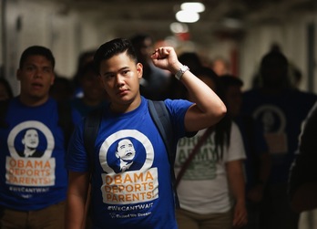 Miembros de una organización de inmigrantes jóvenes protestan contra las deportaciones. (Chip SOMODEVILLA/GETTY IMAGES/AFP)
