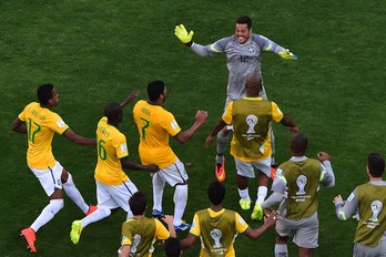Los jugadores de Brasil celebran el pase a cuartos. (François Xavier MARIT/AFP) 