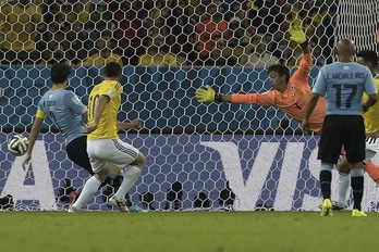 James Rodríguez mete su segundo gol. (Daniel GARCÍA/AFP)
