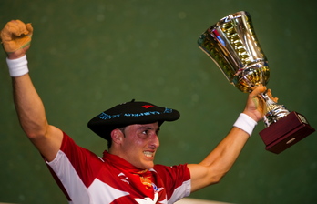 Irujo txapelarekin. (Juan Carlos RUIZ / ARGAZKI PRESS)