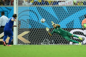 Navas detiene el penalti que ha dado el pase. (AFP)