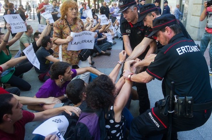 Protesta en Bilbo con motivo de la asamblea de BBK. (Luis JAUREGIALTZO/ARGAZKI PRESS)