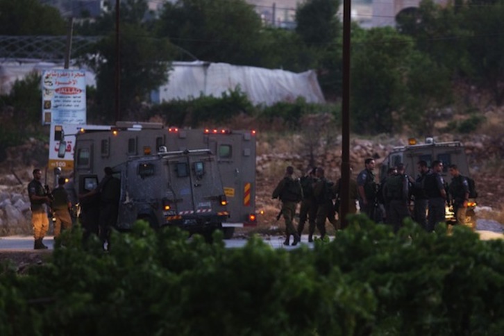 Soldados israelíes desplegados en las inmediaciones de Hebrón. (Menahem KAHANA/AFP PHOTO)