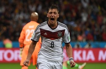 Ozil celebra el gol que ha dado la victoria a Alemania. (Patrik STOLLARZ/AFP)
