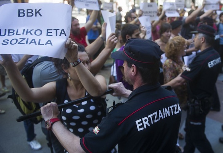 Protestas ayer contra la privatización de BBK, frente a la sede de la caja. (Luis JAUREGIALTZO/ARGAZKI PRESS)