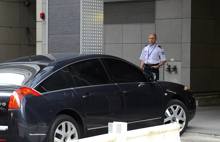 El coche que transporta a Nicolas Sarkozy accede a la comisaría. (Dominique FAGET/AFP)