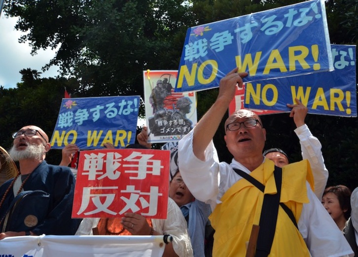 Protestas ante la residencia del primer ministro japonés por la modificación de la Constitución. (Yoshikazu TSUNO/AFP)