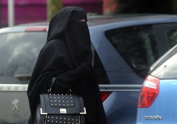 Niqab-a daraman emakume bat, Roubaix hirian. (Philippe HUGUEN/AFP PHOTO)