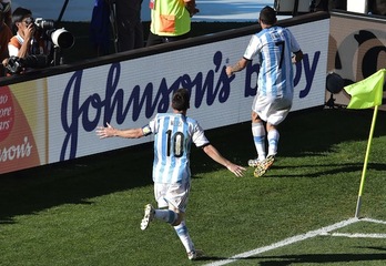 Lionel Messi y Ángel di María celebran el gol que ha dado la victoria a Argentina. (Gabriel BOUYS/AFP PHOTO)