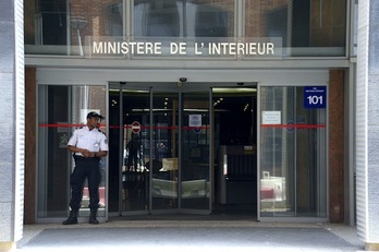 Un policía custodia el acceso de las oficinas en las que permanecen Sarkozy y el resto de implicados. (Bertrand GUAY/AFP PHOTO)