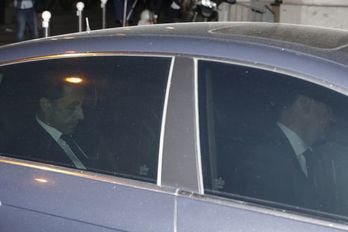 Sarkozy abandona los juzgados tras comparecer ante el juez. (Kenzo TRIBOUILLARD/AFP)