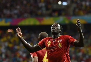 Lukaku celebra el triunfo tras concluir el partido. (Francisco LEONG/AFP)