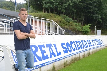 Alfred Finnbogason posa en las instalaciones de Zubieta. (realsociedad.com)