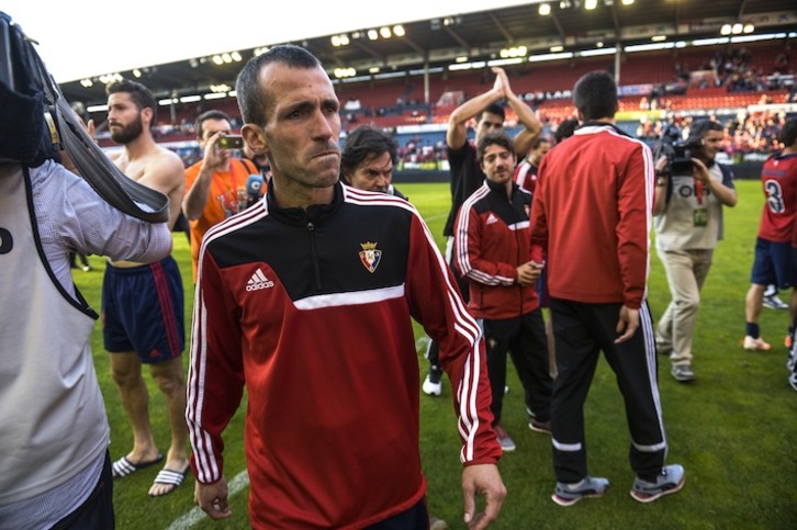 Los jugadores de Osasuna se despiden de la afición tras el descenso a Segunda. En la imagen, Patxi Puñal. (Jagoba MANTEROLA/ARGAZKI PRESS)