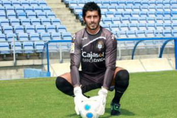 El nuevo portero del Alavés, durante su presentación. (DEPORTIVOALAVES.COM)