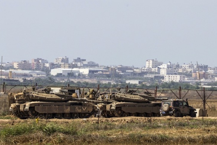 Tanques israelíes desplegados en la zona fronteriza de Gaza. (Jack GUEZ/AFP PHOTO)