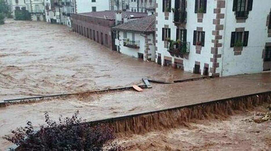 Casas anegadas en Elizondo. (@NavarralNatura)