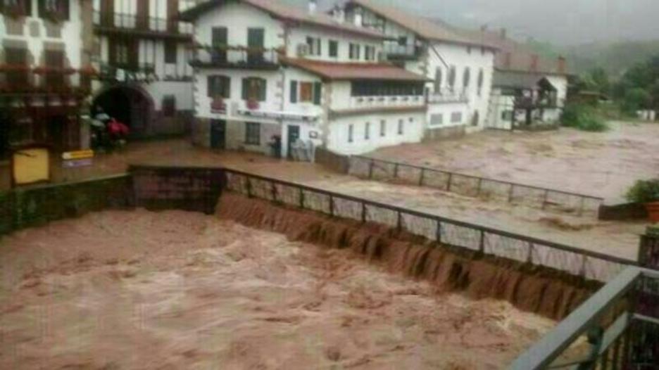 El río sale de su caudal e inunda las calles del municipio. (@CruzRojaNavarra)