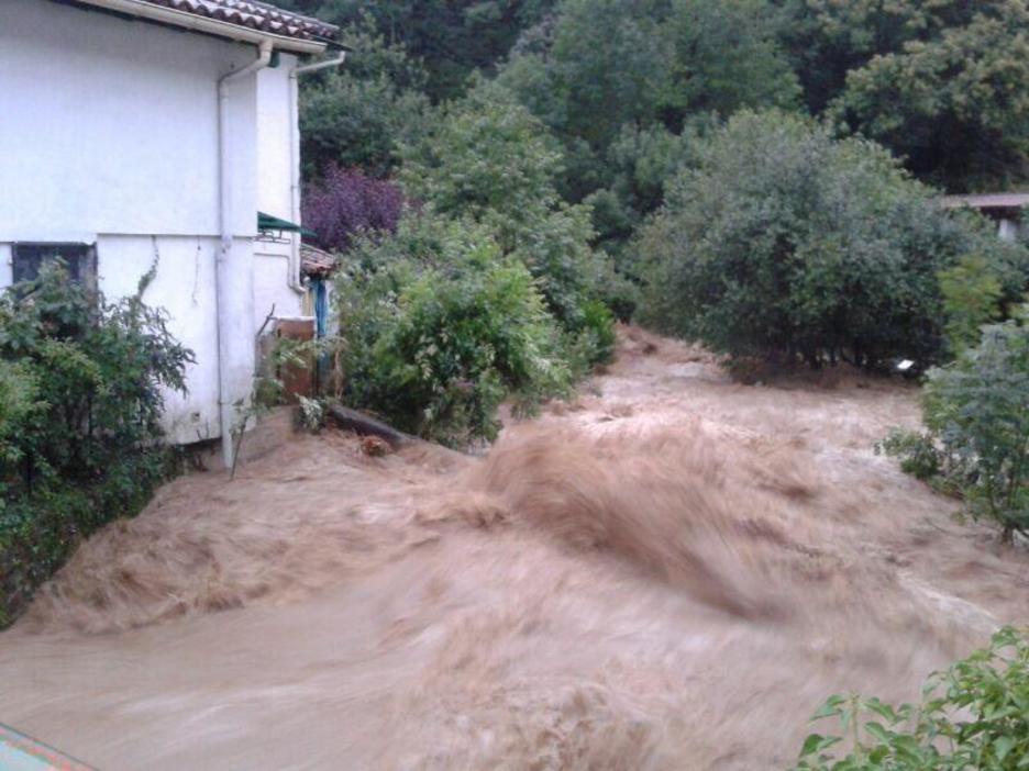 El desbordamiento del río Baztan está causando graves problemas. (@jetchegoin)
