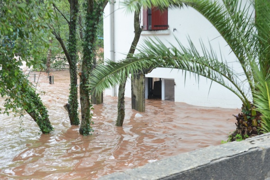 Etxe bat urak hartuta, Kanbon. (Sylvain SENCRISTO)