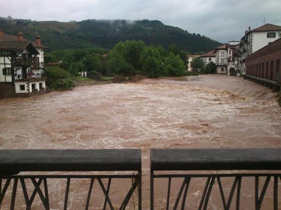 El río Baztan a su paso por Elizondo. (@gara_miantzi)