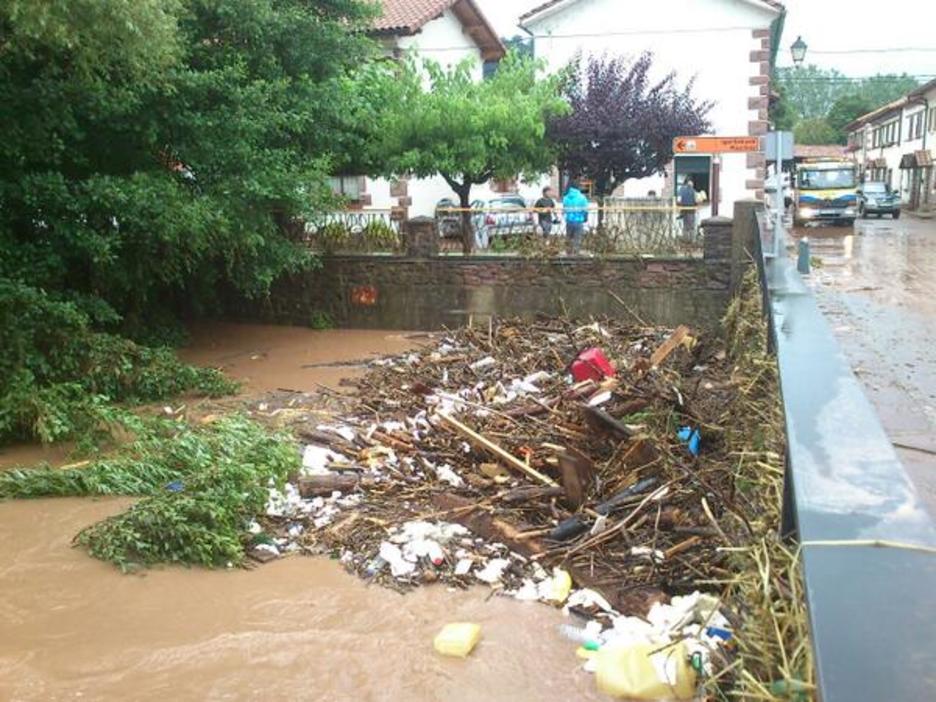 La crecida ha arrastrado ramas, troncos y numerosos objetos. (@gara_miantzi)