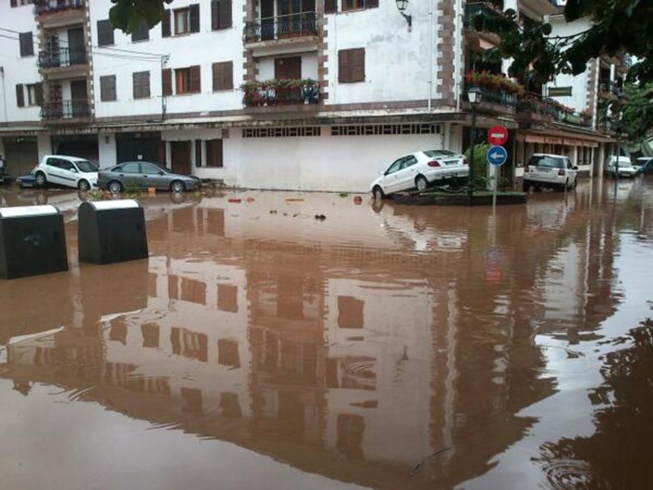 Coches afectados por la riada en Elizondo. (@gara_miantzi)