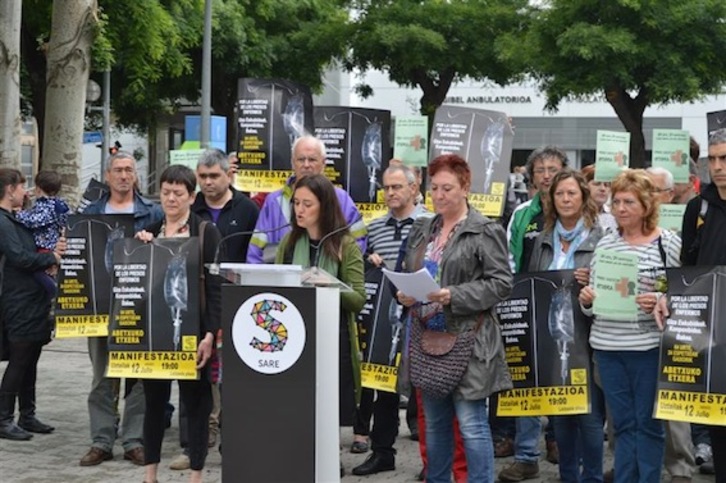 Manifestazioan parte hartzeko agerraldia egin dute Gasteizko Leizaola plazan. (NAIZ)