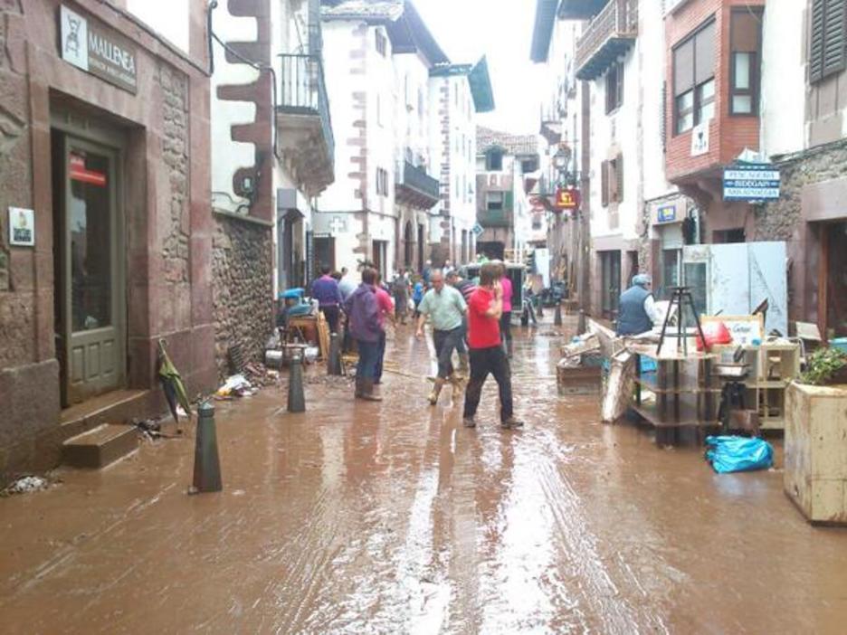 Garbiketa lanetan Elizondon. (@gara_miantzi)