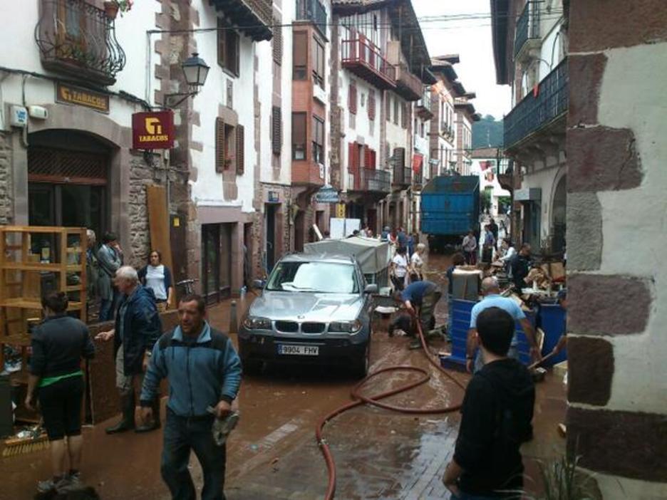 Los vecinos trabajan con intensidad en la calle Jaime Urrutia. (@GARA_miantzi)